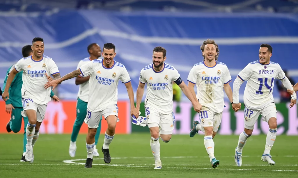 Ceballos celebra junto a Modric, y otros compañeros del Real Madrid, el pase a la final de la Champions League 2022
