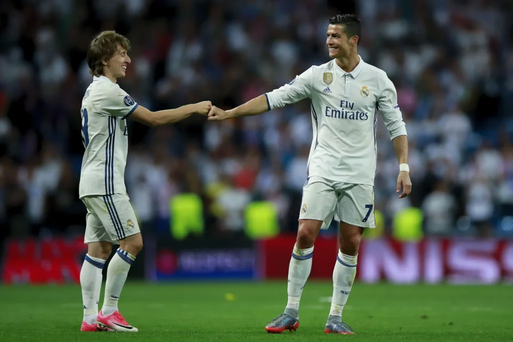 Cristiano Ronaldo y Luka Modric chocan el puño durante su etapa en el Real Madrid