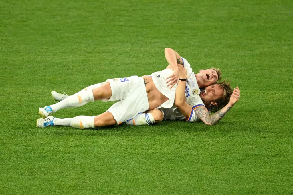 Kroos y Modric celebran en el césped tras ganar la Champions League en 2022.