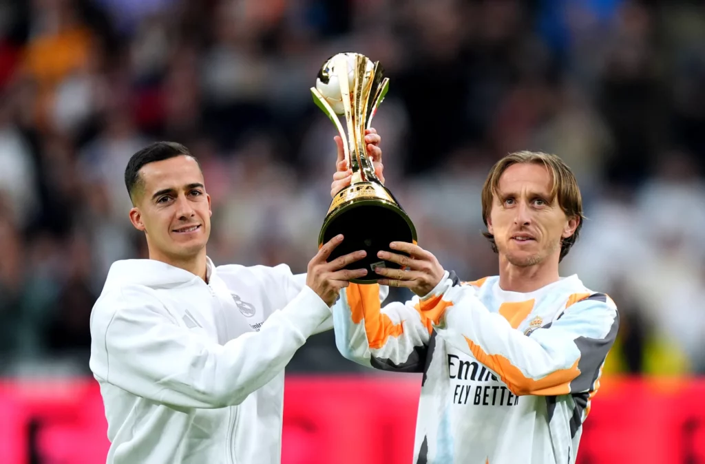 Lucas Vázquez y Luka Modric ofrecen, como capitanes del Real Madrid, la Copa Intercontinental a la afición