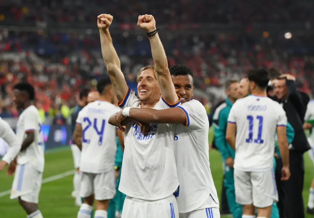 Rodrygo Goes abraza con fuerza por la espalda a Luka Modric