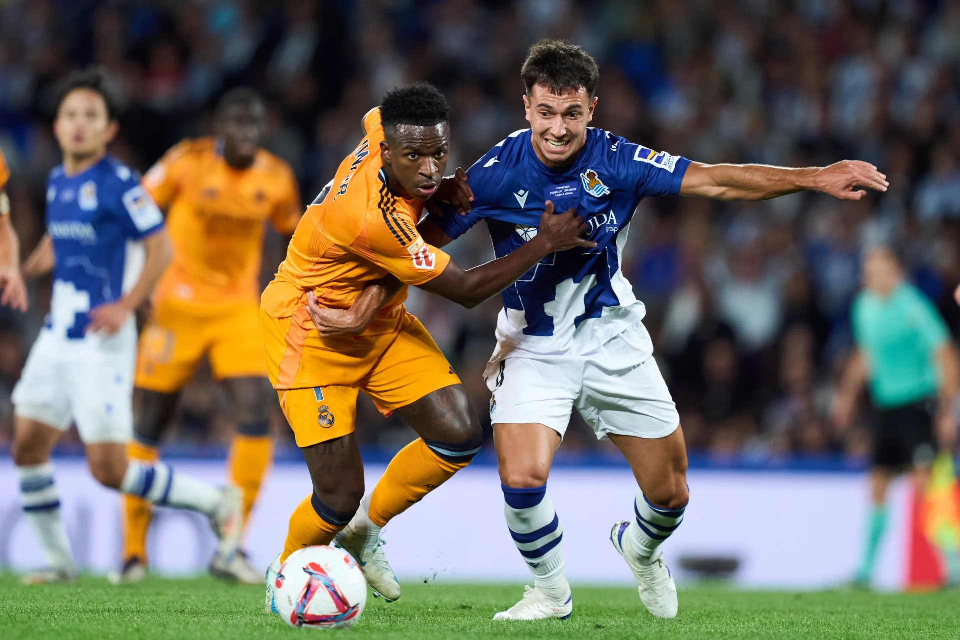 Dónde ver el Real Madrid – Real Sociedad de LaLiga: horario y canal de TV Vinícius Júnior y Martín Zubimendi, durante el Real Sociedad - Real Madrid de LaLiga
