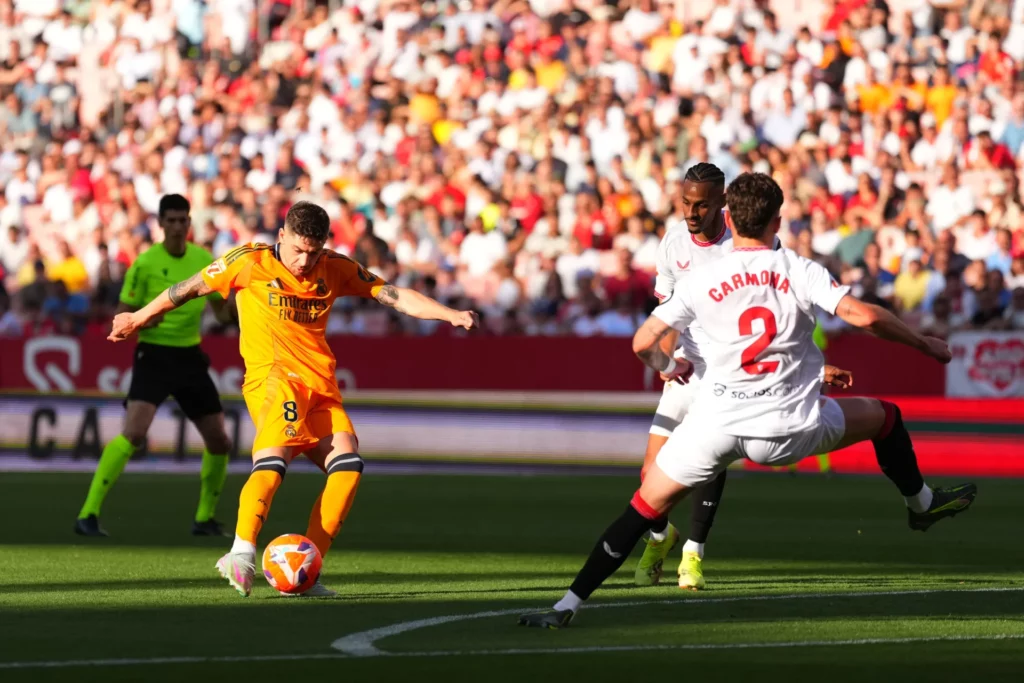 Fede Valverde dispara la pelota en la victoria del Real Madrid contra el Sevilla FC en LaLiga por 0-2