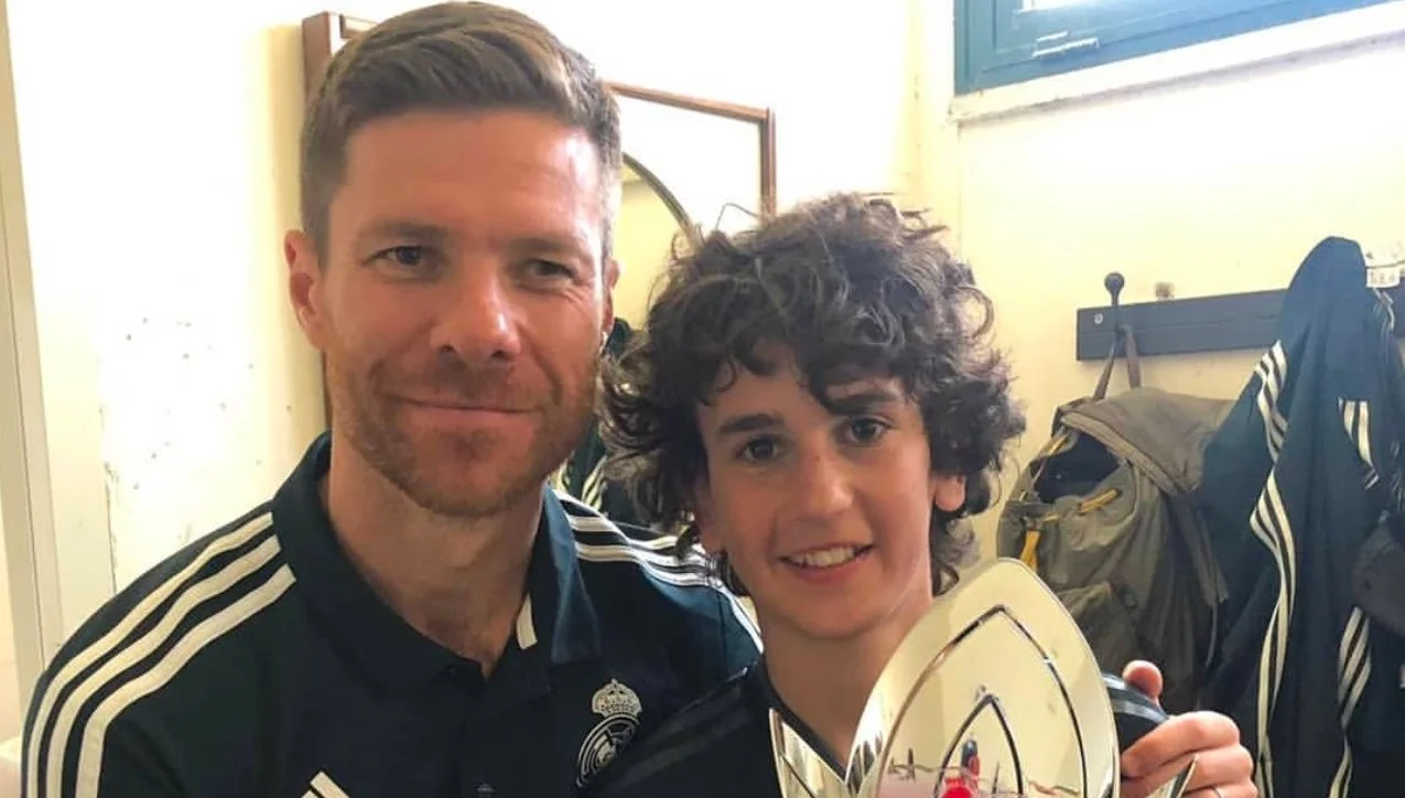 La generación de Xabi Alonso en el Infantil A que apunta al primer equipo Xabi Alonso posa junto a Jacobo Ramón en el Infantil A