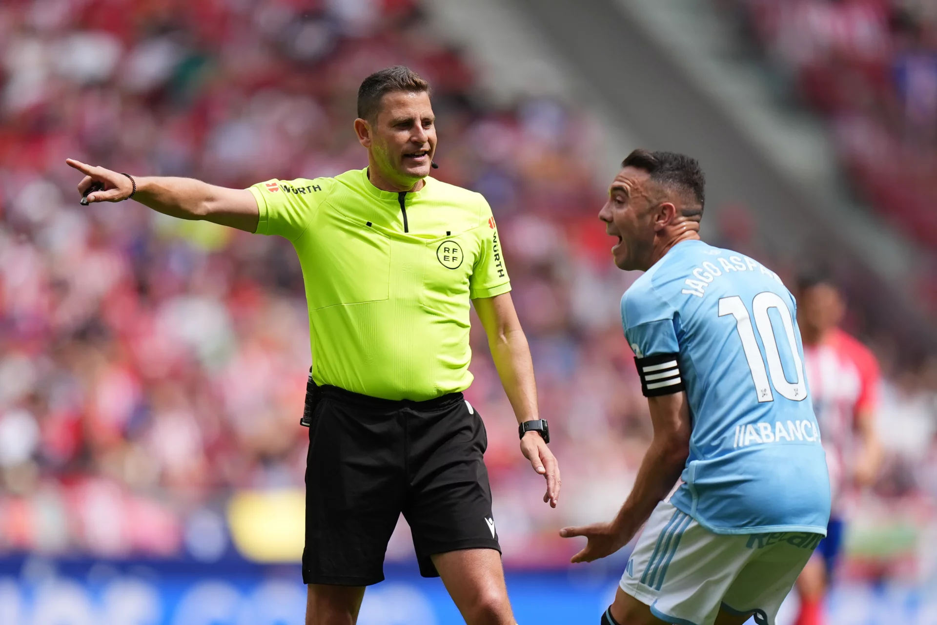 Iago Aspas calienta su regreso al Bernabéu: «Los árbitros tomaron malas decisiones» Iago Aspas reaviva la polémica arbitral del último Real Madrid - Celta de Vigo antes de regresar al Santiago Bernabéu.