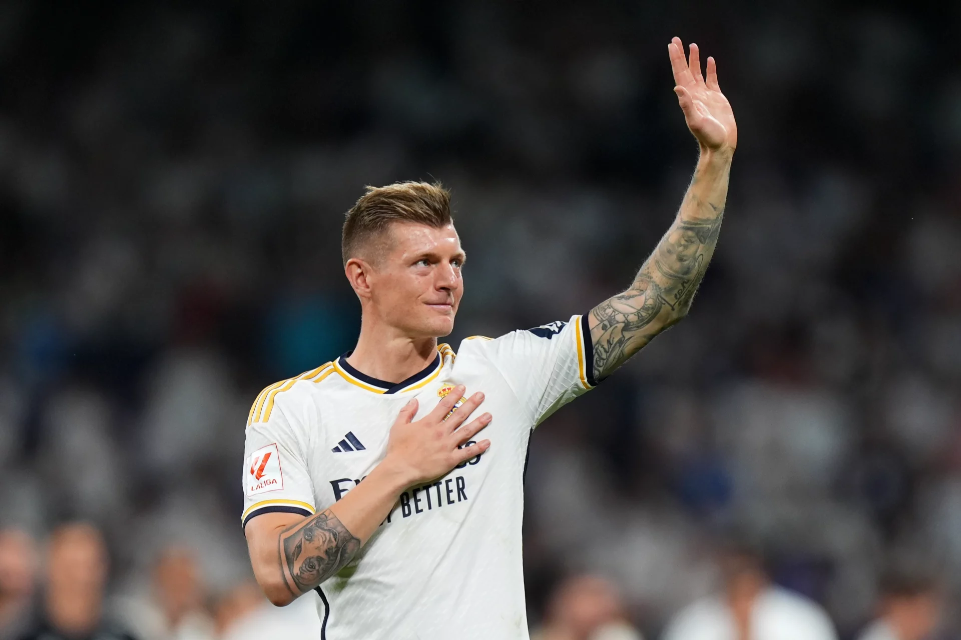 Confirmado: Kroos volverá a jugar en el Bernabéu el 7 de junio Toni Kroos saluda al público del Santiago Bernabéu.