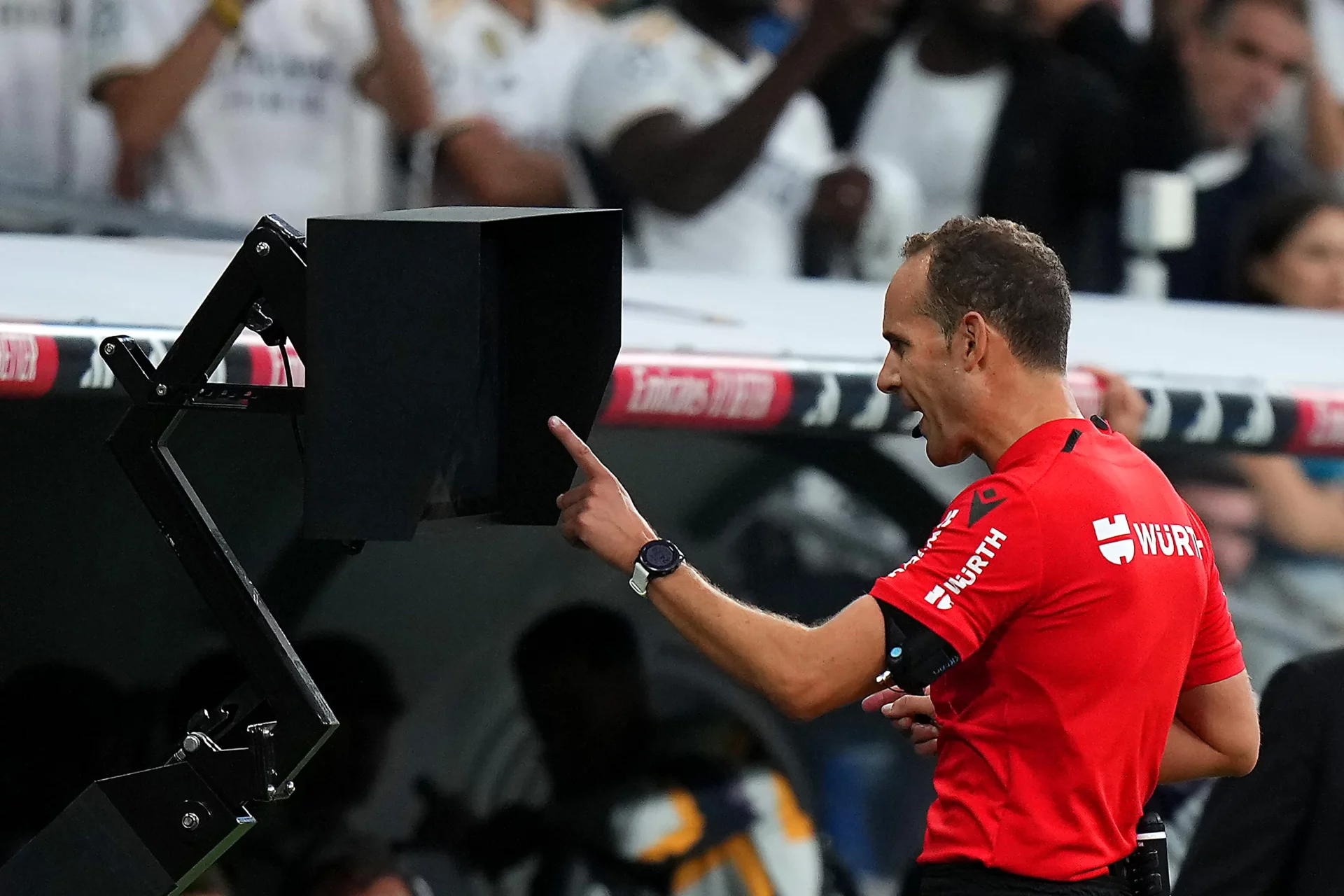 ¿Cómo habría sido LaLiga sin las intervenciones del VAR?: Cambios en la clasificación Cuadra Fernández revisa la pantalla del VAR, herramienta que ha cambiado la clasificación de LaLiga