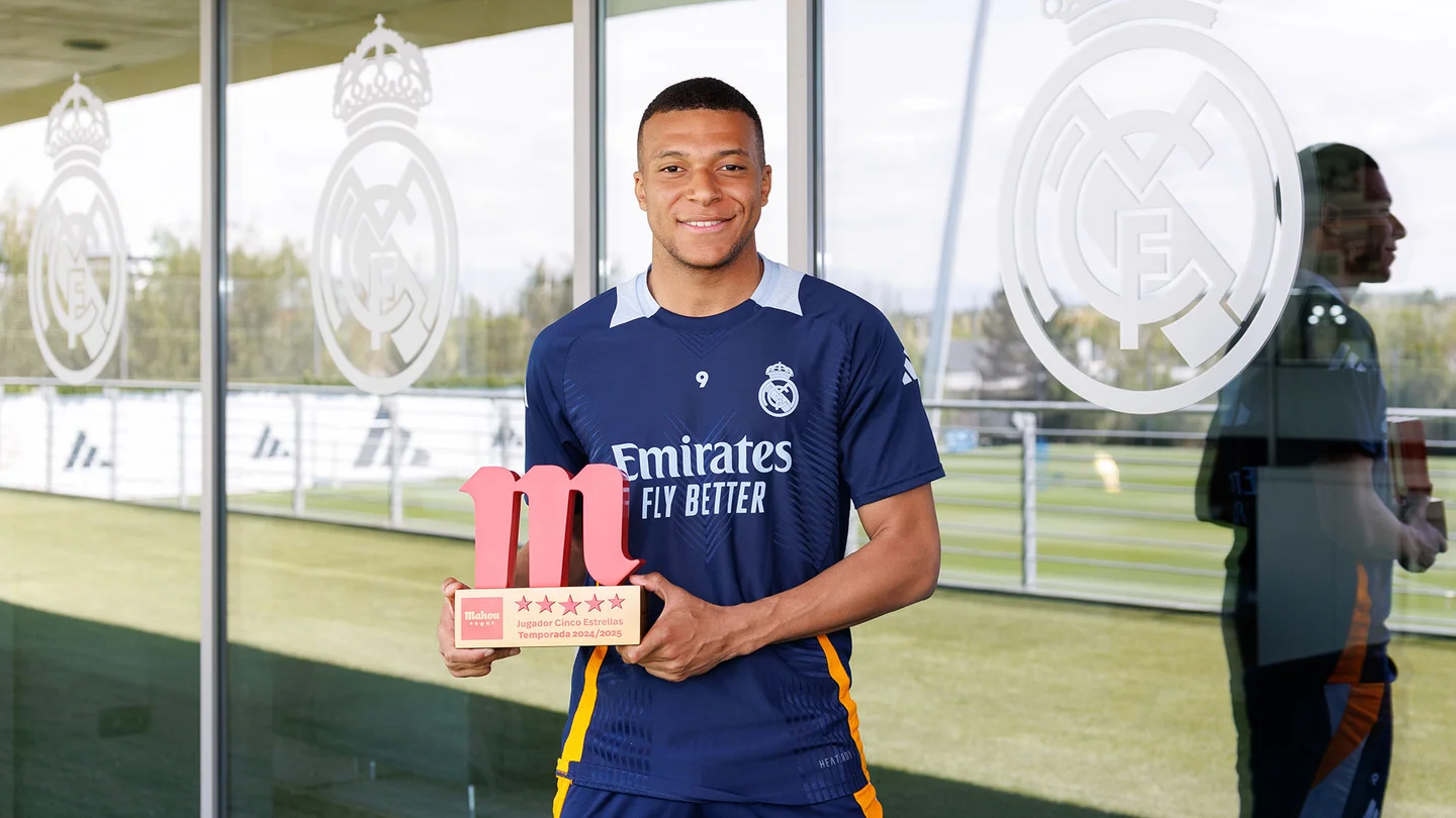 Mbappé, elegido mejor jugador del Real Madrid esta temporada: «Soy muy feliz» Mbappé, con el premio al mejor jugador de la temporada del Real Madrid