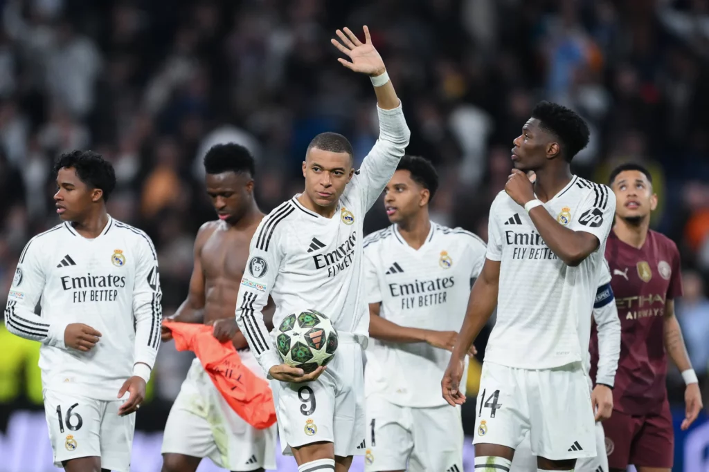 Mbappé saluda a la afición del Real Madrid, junto a algunos compañeros, tras eliminar al Manchester City de la Champions League