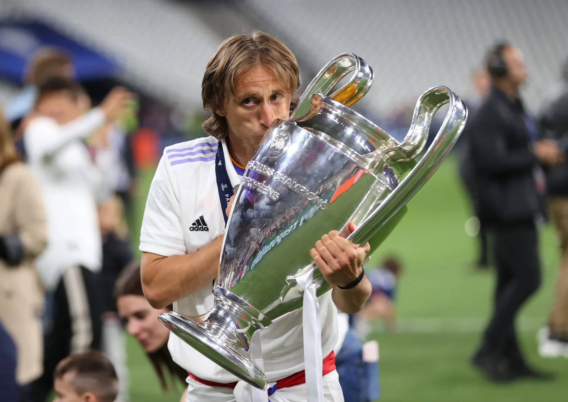 OFICIAL | Luka Modric anuncia su salida del Real Madrid Luka Modric ha hecho oficial su despedida del Real Madrid, tras doce temporadas
