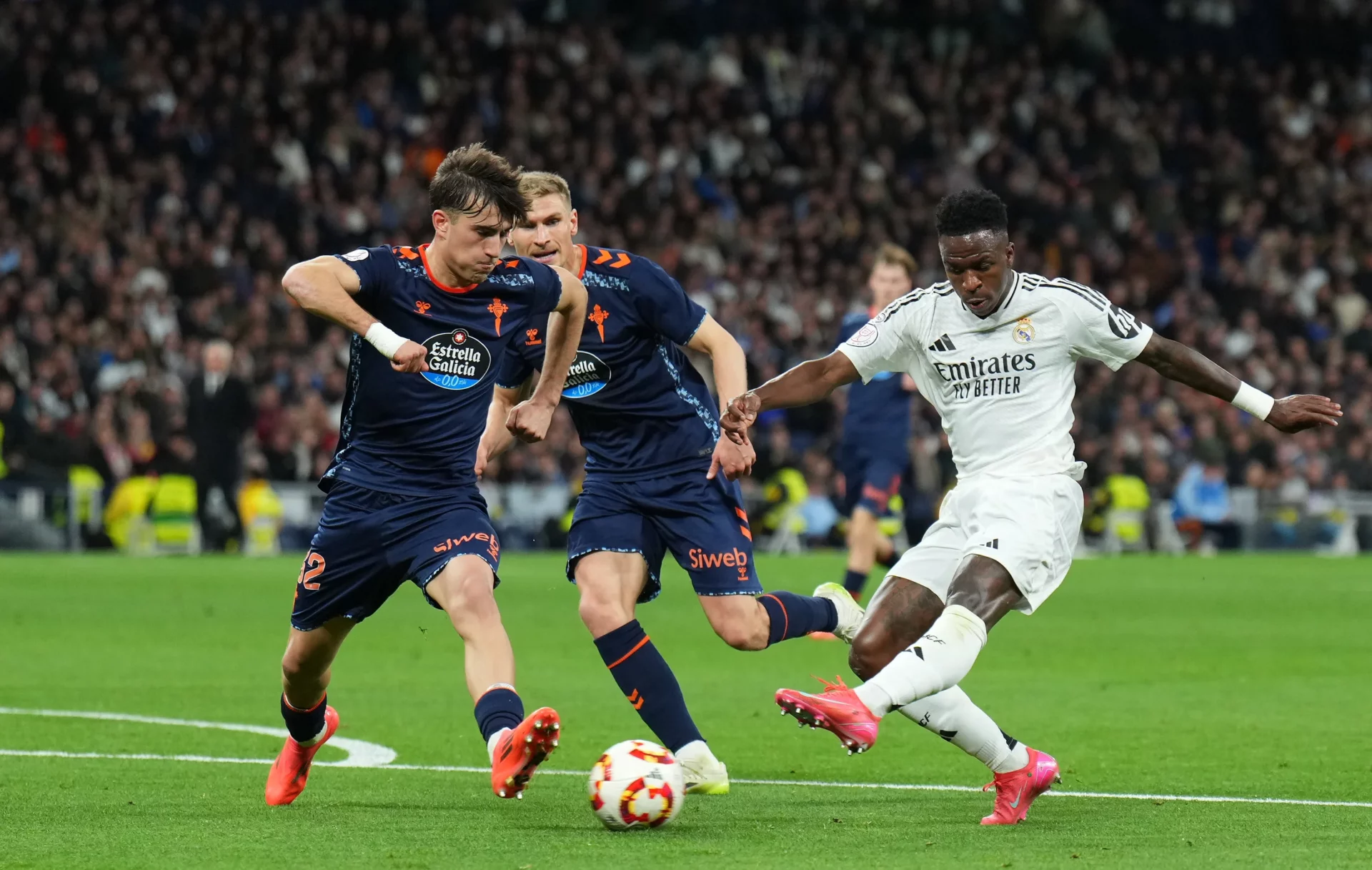 Previa Real Madrid – Celta de Vigo | Todas las esperanzas puestas en LaLiga Vinicius dispara en el último partido entre Real Madrid y Celta en el Santiago Bernabéu.