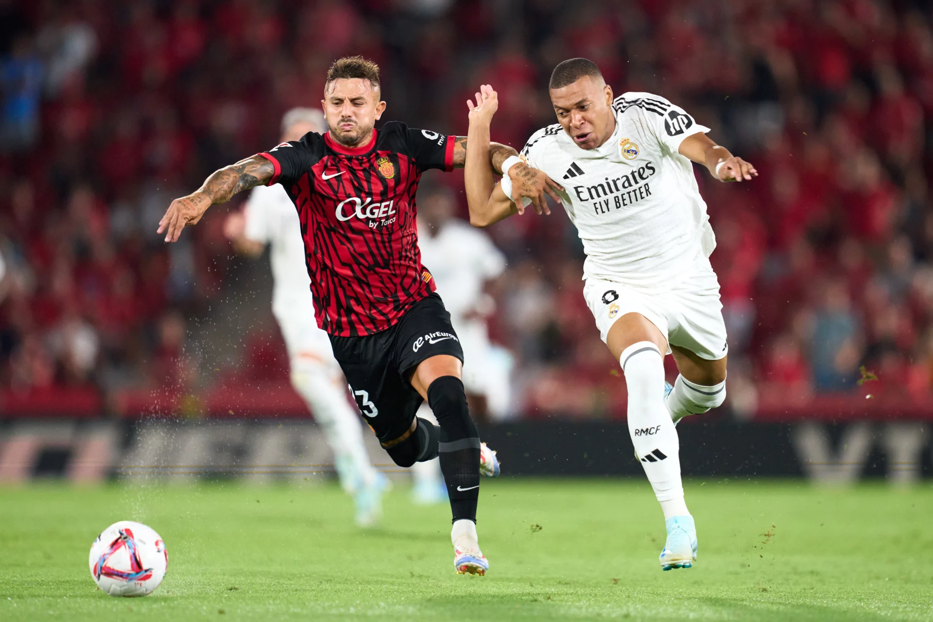 Previa Real Madrid – RCD Mallorca | Jornada de reflexión en Chamartín Mbappé, del Real Madrid, pelea con un jugador del RCD Mallorca por un balón.
