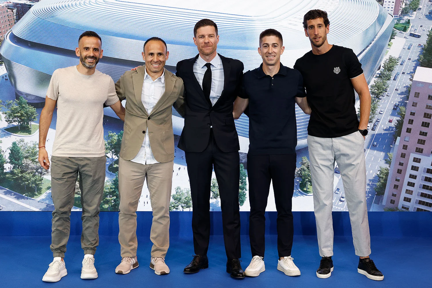 El cuerpo técnico de Xabi Alonso posa durante su presentación como entrenador del Real Madrid