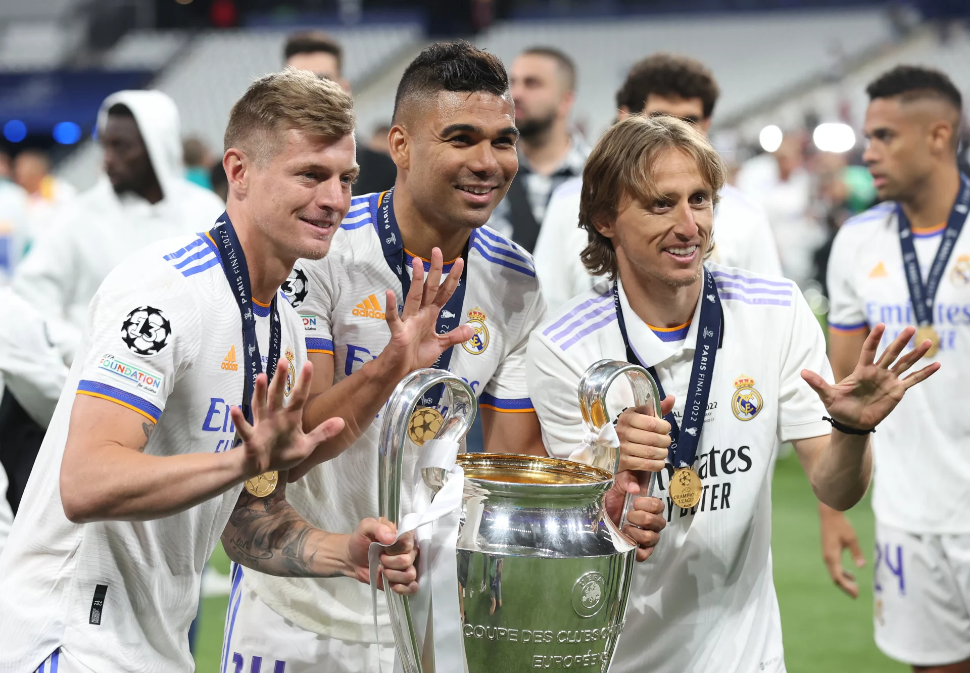 Así han reaccionado los compañeros de Modric a su despedida del Real Madrid Modric posa, junto a sus compañeros Kroos y Casemiro, con una de sus seis Champions League
