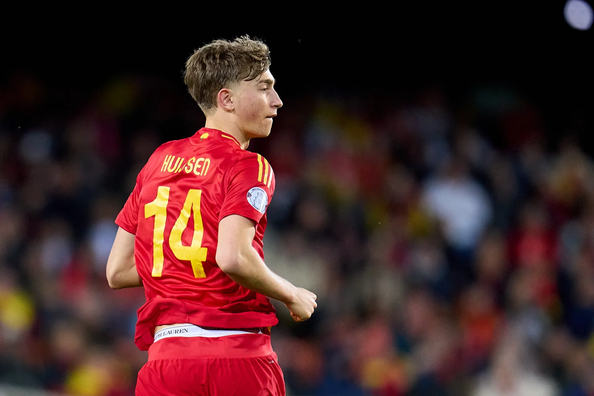 El Real Madrid se lanza a por un central: Huijsen lidera la lista de candidatos Huijsen lidera la lista de centrales candidatos a fichar por el Real Madrid.