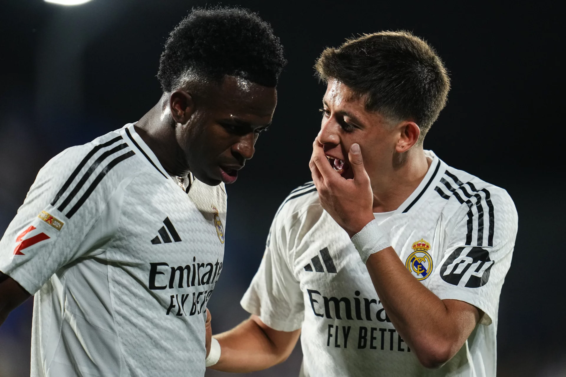 El Real Madrid, ante la espada de Damocles Vinicius Júnior y Arda Güler conversan durante un partido del Real Madrid.