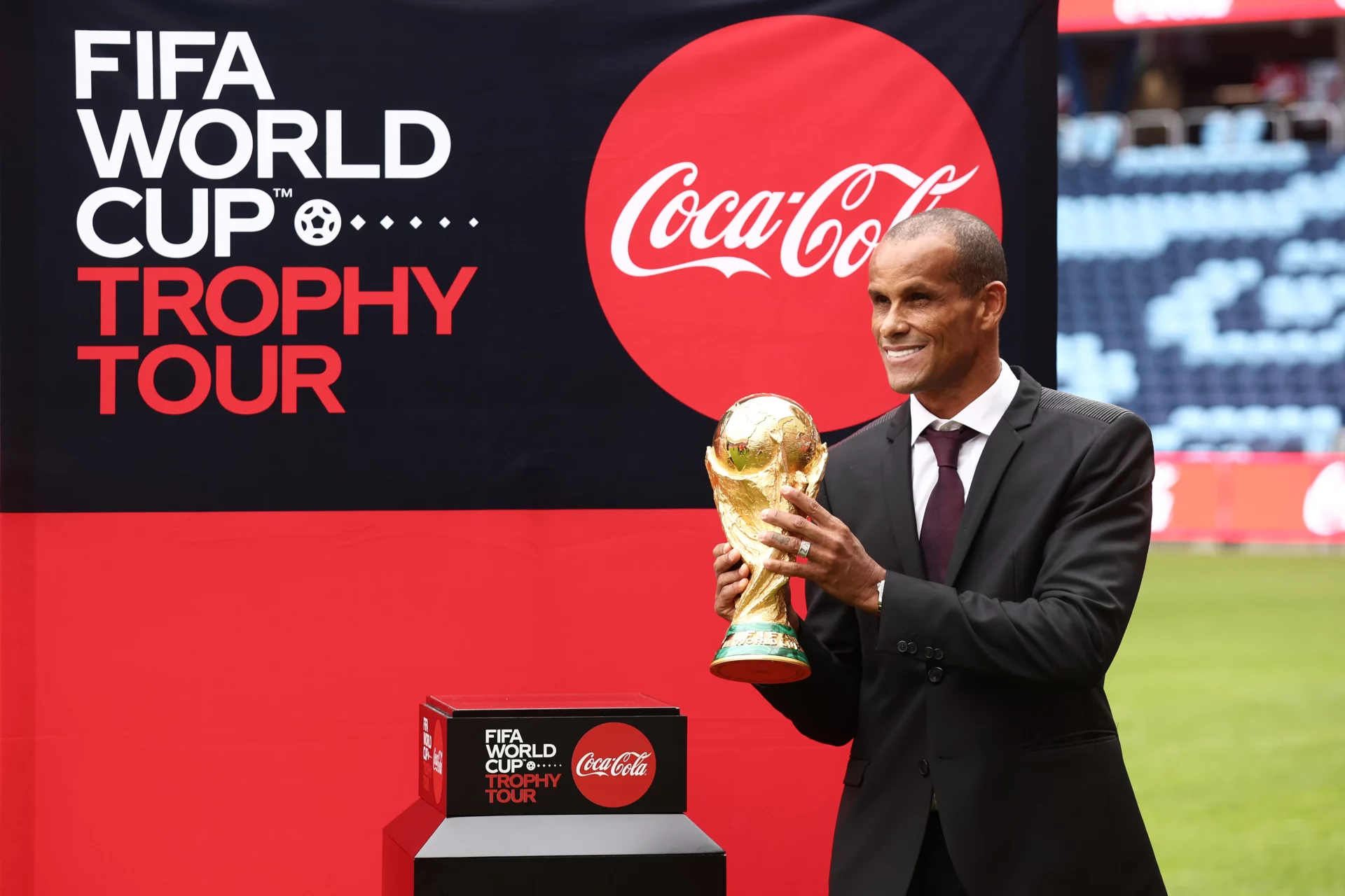 Rivaldo, radiante con el fichaje de Ancelotti: «Puede llevar a Brasil al soñado hexacampeonato» Rivaldo posa con el trofeo del Mundial que quiere conquistar Ancelotti con Brasil.