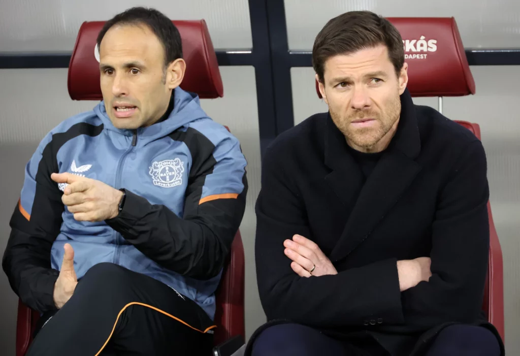 Sebastian Parrilla, en el banquillo como segundo entrenador de Xabi Alonso