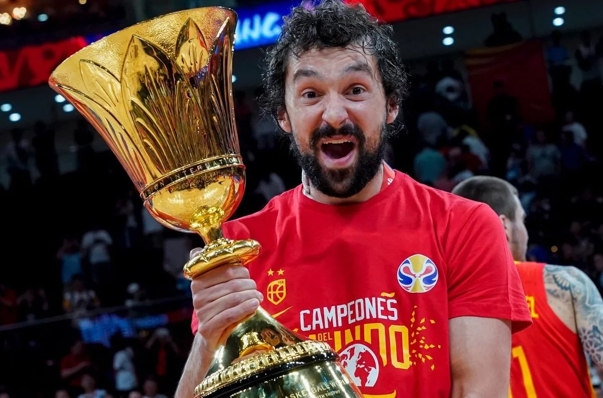 Sergio Llull se despide de la Selección: «Es momento de centrarme en el Real Madrid» Sergio Llull posa con uno de los títulos conseguidos con la Selección