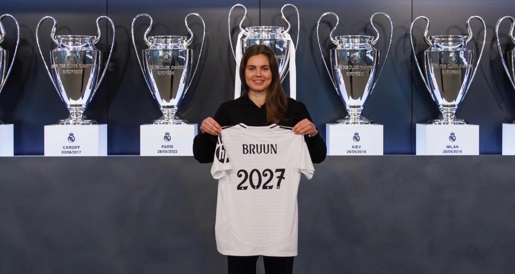 OFICIAL | Signe Bruun renueva con el Real Madrid Femenino hasta 2027 Signe Bruun posa con la camiseta de su renovación con el Real Madrid Femenino hasta 2027