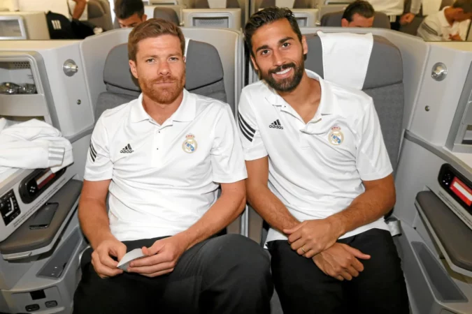 Xabi Alonso y Arbeloa, dos amigos mano a mano para devolver al Real Madrid a la cima Xabi Alonso y Arbeloa, dos amigos mano a mano para devolver al Real Madrid a la cima