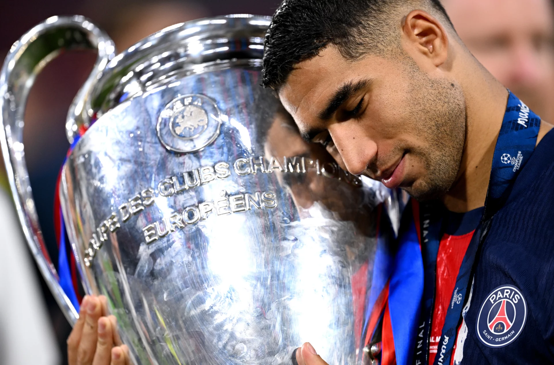 Achraf brilla en Múnich y se proclama campeón de Champions con el PSG Achraf Hakimi abraza el trofeo de campeón de la Champions League