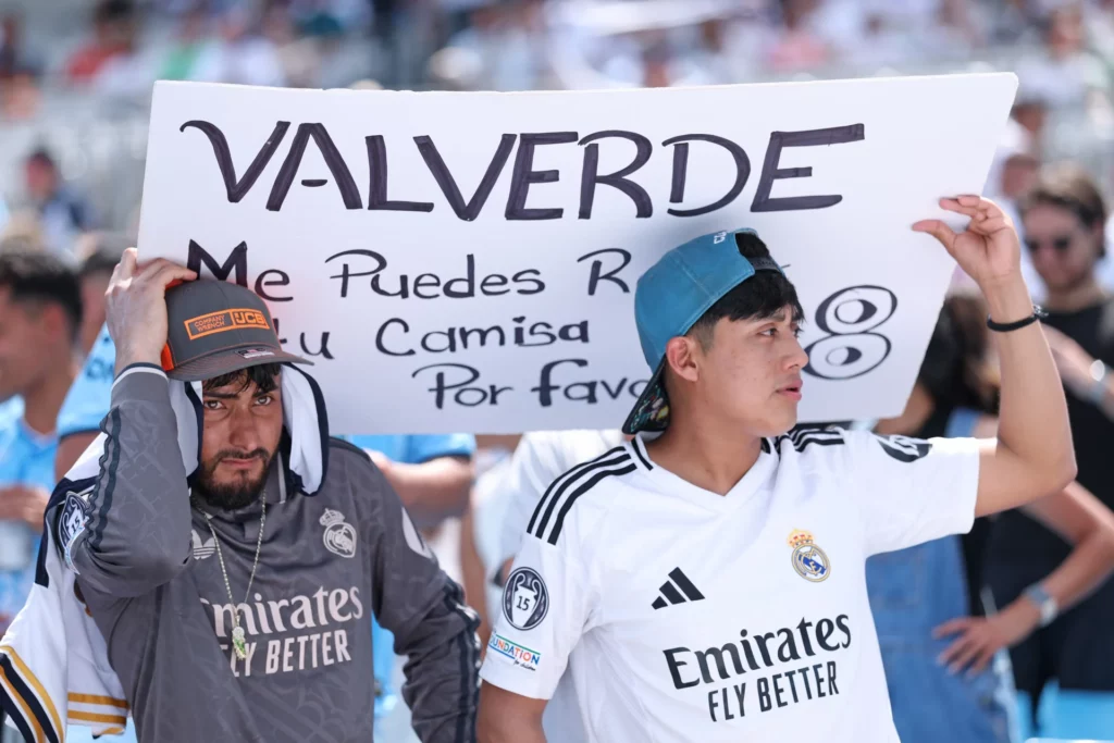 Dos aficionados del Real Madrid, junto a un cartel para Fede Valverde, durante el Mundial de Clubes 2025