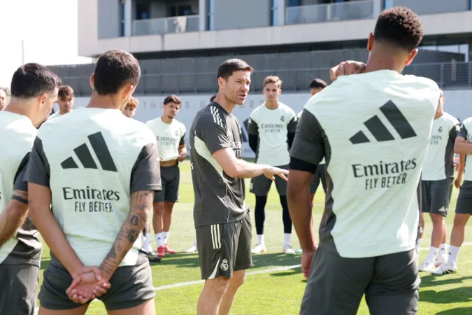 Alexander-Arnold y Huijsen ya entrenan a las órdenes de Xabi Alonso Alexander-Arnold y Huijsen ya entrenan a las órdenes de Xabi Alonso