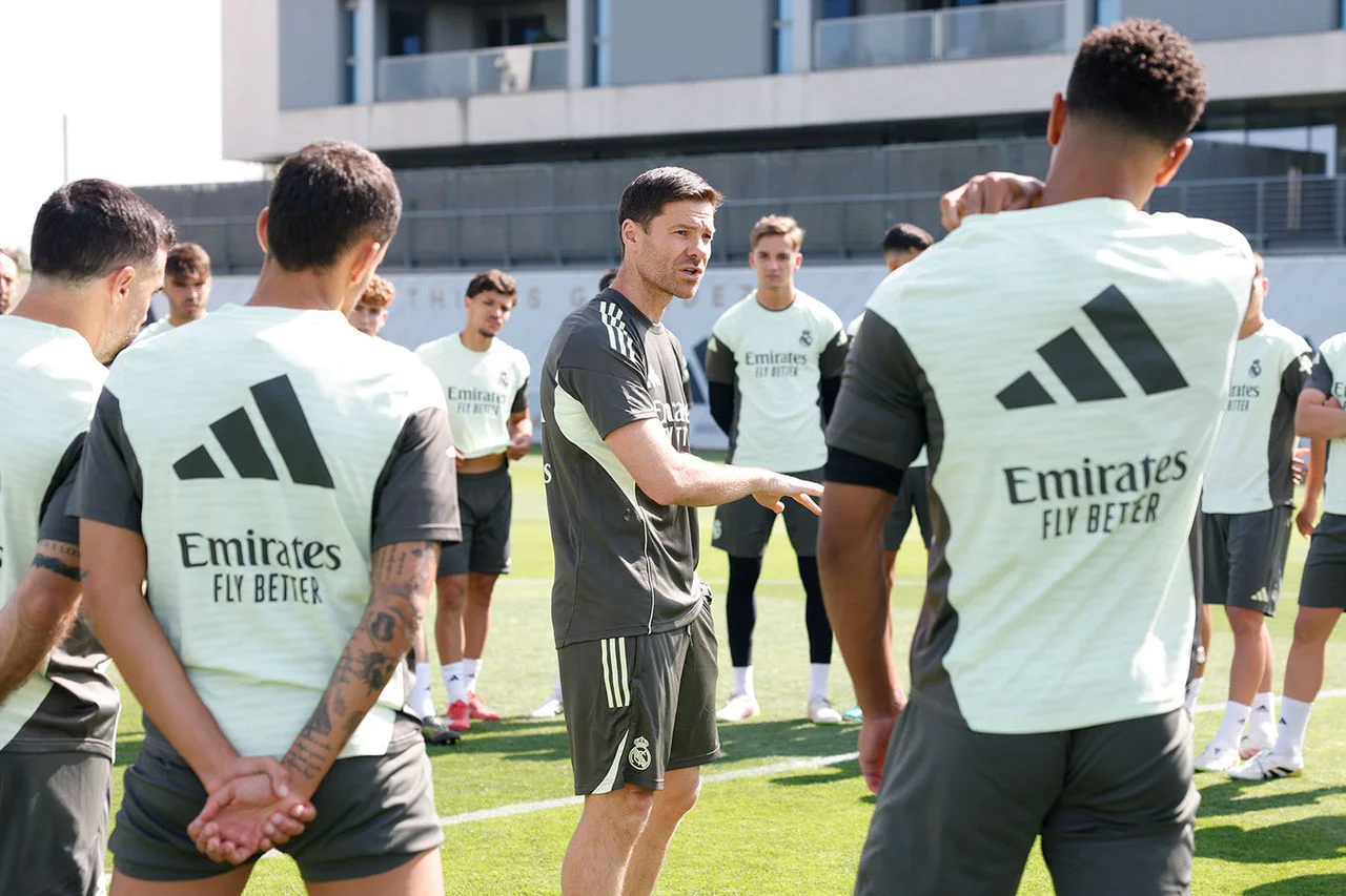 Alexander-Arnold y Huijsen ya entrenan a las órdenes de Xabi Alonso Huijsen y Alexander-Arnold ya entrenan bajo la dirección de Xabi Alonso
