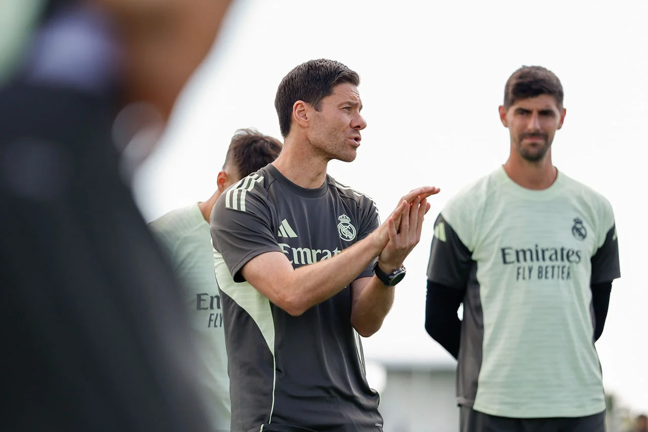 Posible alineación del Real Madrid contra el Al-Hilal en el Mundial de Clubes: primera de Xabi Alonso Xabi Alonso habla a sus jugadores antes del debut en el Mundial de Clubes