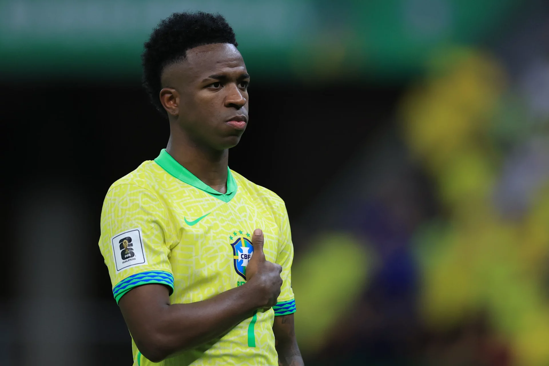Ancelotti, contundente sobre Vinicius: «Pronto veréis su mejor versión con Brasil» Vinicius escucha el himno de Brasil antes de un partido