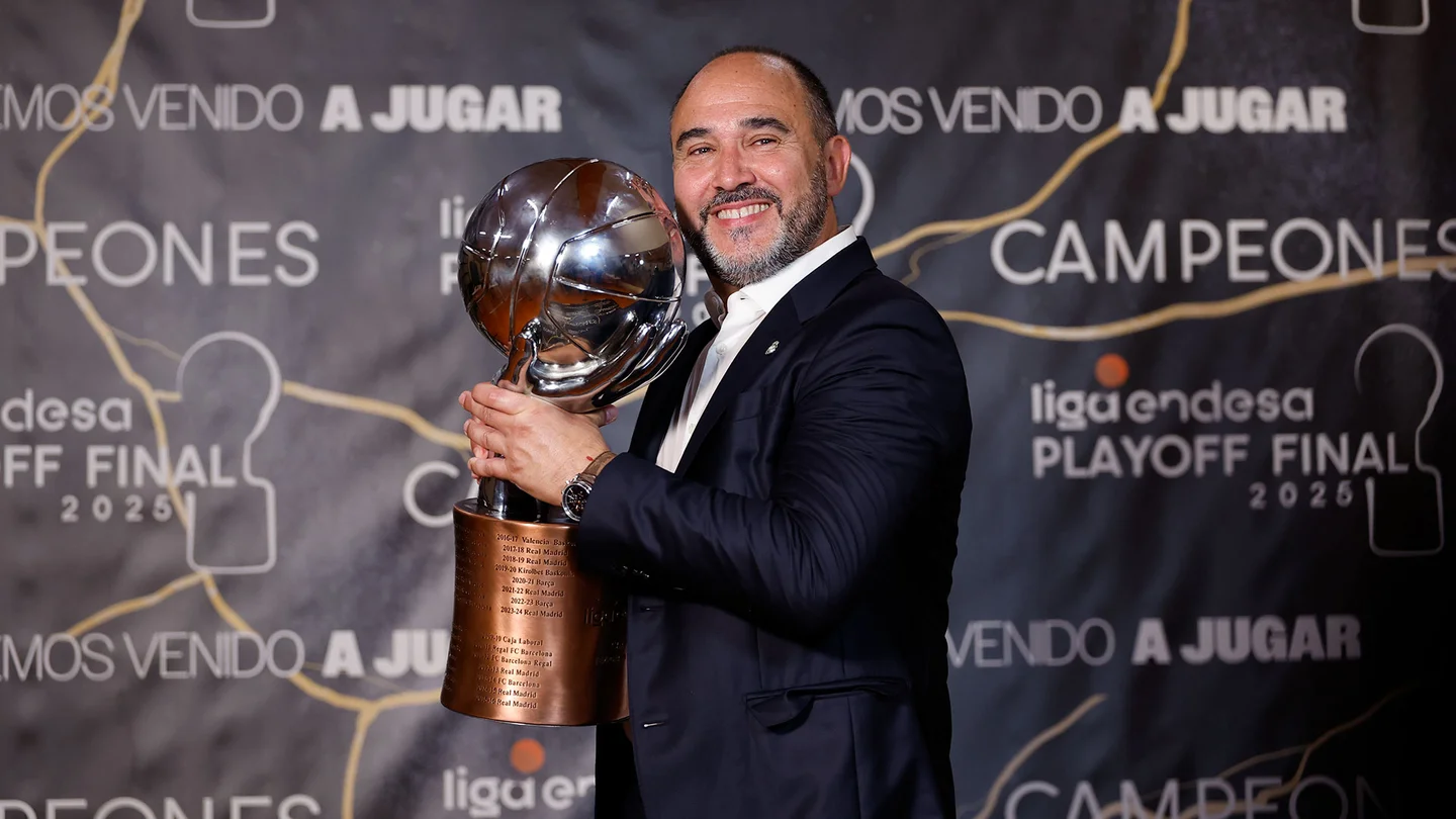 Chus Mateo: «Hemos sido capaces de poner un broche a una temporada brillante ganando uno de los premios gordos» Chus Mateo posa con el trofeo de campeón de Liga Endesa
