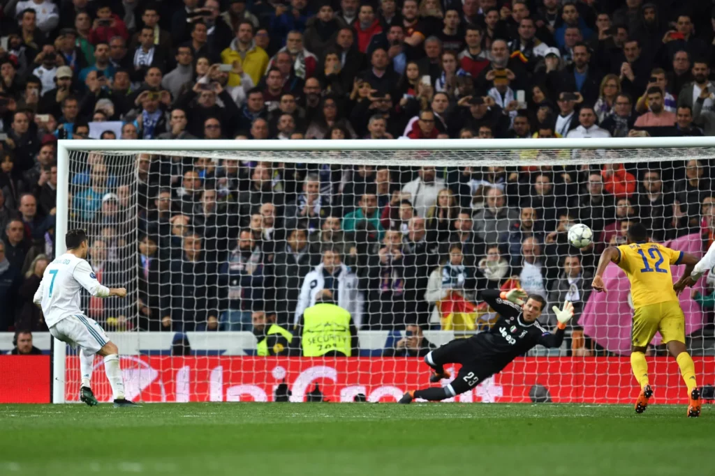 Cristiano Ronaldo marca el penalti definitivo durante la eliminatoria de cuartos de final de 2018 entre Real Madrid y Juventus