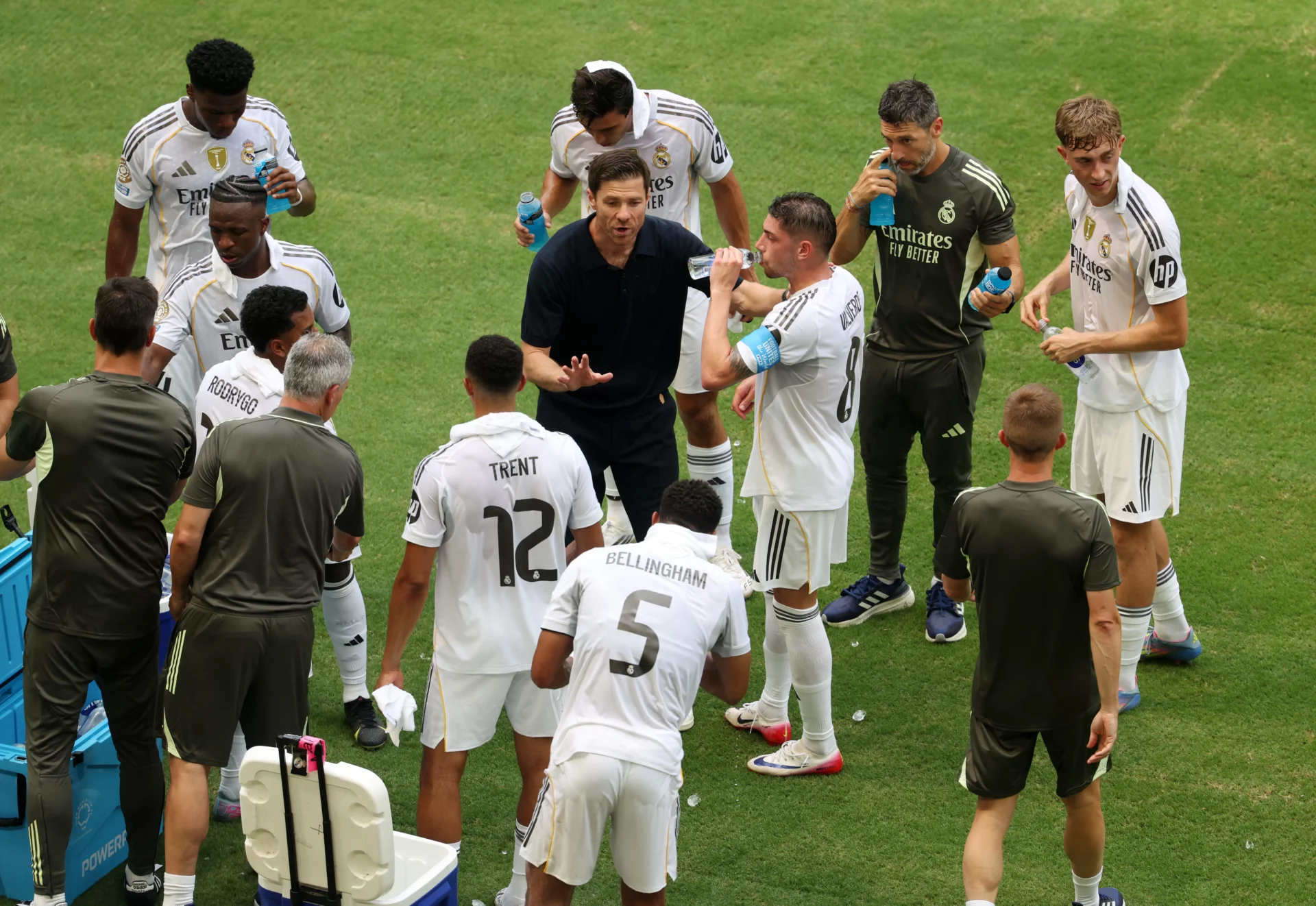 El debut vaticinado de Xabi Alonso en el Real Madrid Xabi Alonso da instrucciones a los jugadores del Real Madrid en su debut