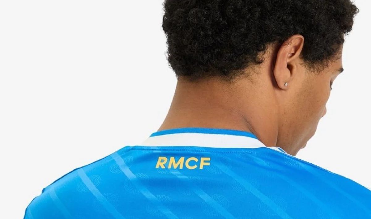 Se filtra la nueva tercera camiseta del Real Madrid: diferente a la esperada Las iniciales RMCF en el cuello de la nueva tercera camiseta del Real Madrid