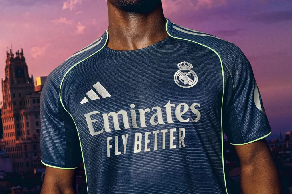 Los detalles en primer plano de la segunda camiseta del Real Madrid