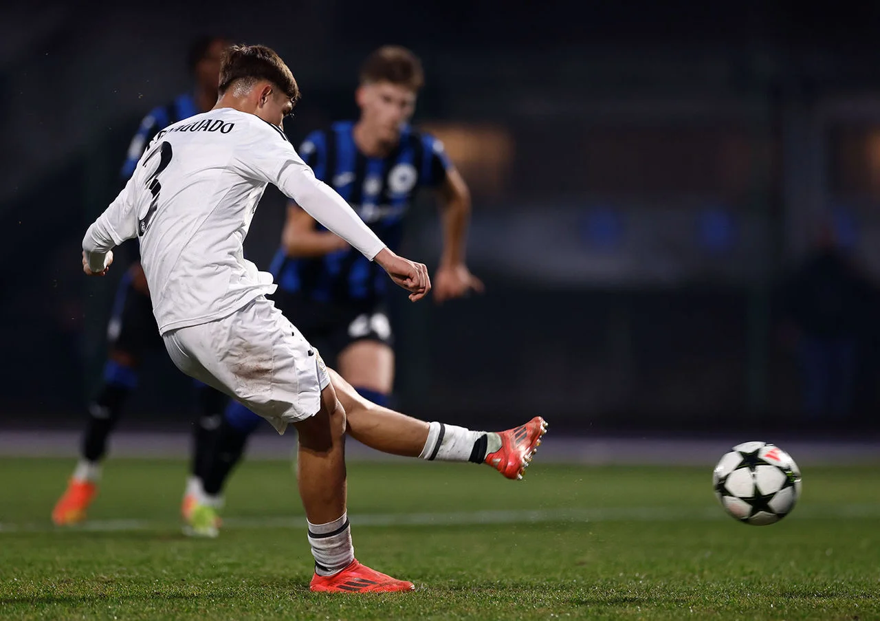 Diego Aguado ilusiona Diego Aguado lanza un penalti con el Juvenil A del Real Madrid
