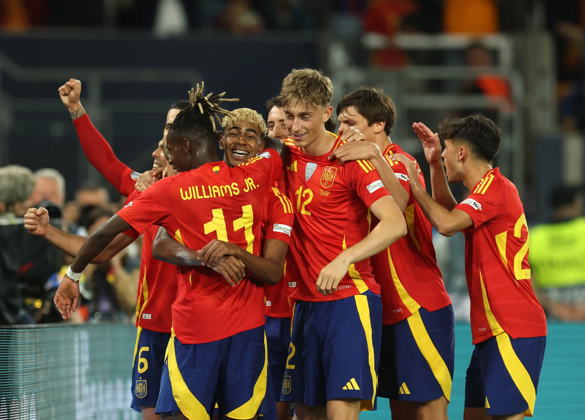 España 5-4 Francia | Fiesta española con un gran Huijsen y susto final Huijsen celebra junto a sus compañeros uno de los goles en el España 5-4 Francia de Nations League
