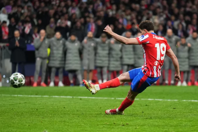 Es falso: la IFAB no dice que el penalti del doble toque de Julián Álvarez debió repetirse Es falso: la IFAB no dice que el penalti del doble toque de Julián Álvarez debió repetirse