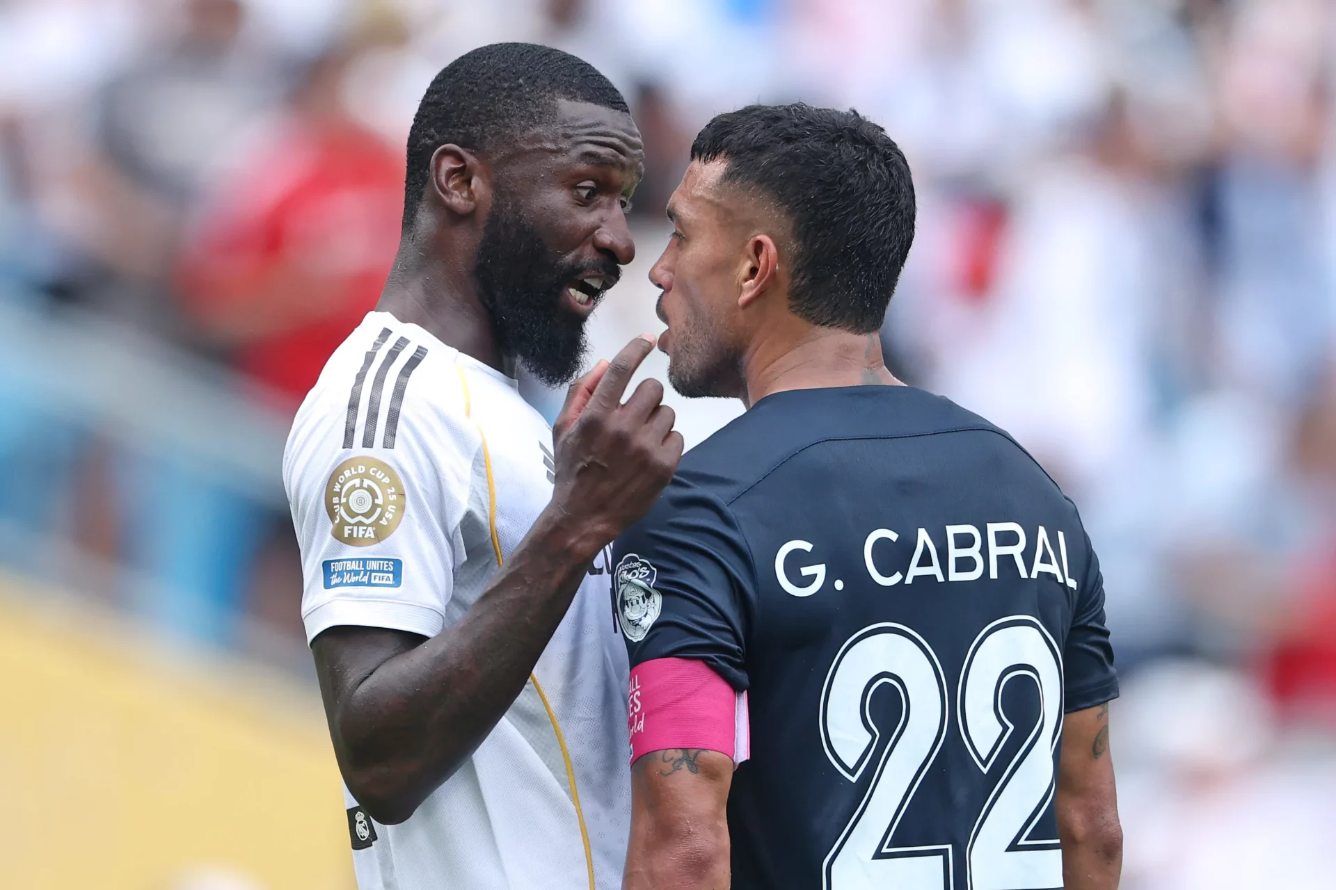 La FIFA investigará un posible episodio racista entre Rüdiger y Cabral en el Real Madrid – Pachuca Rüdiger y Cabral, durante el incidente que será investigado por la FIFA