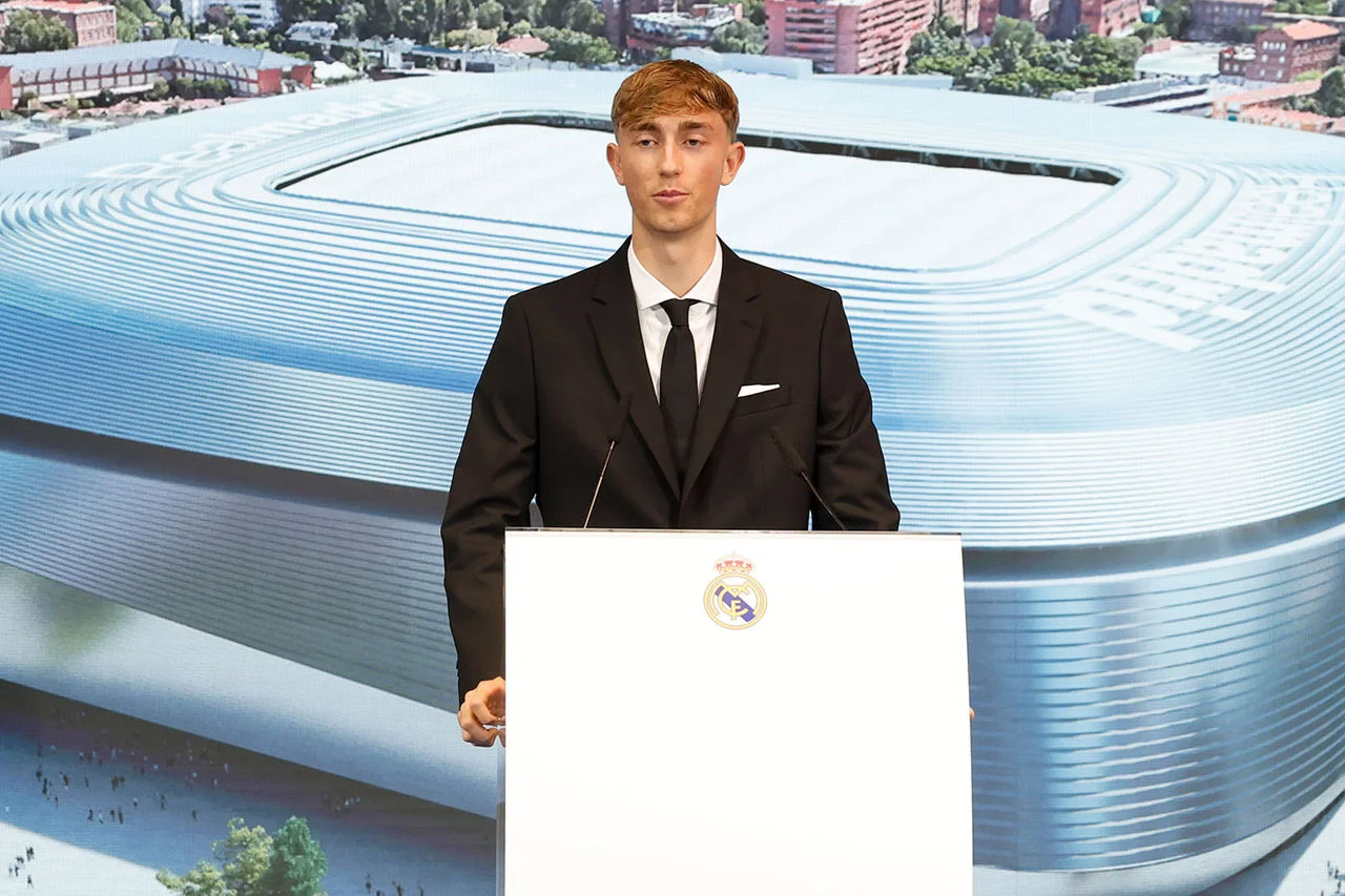Huijsen: «Es el mejor día de mi vida» Huijsen, durante su presentación con el Real Madrid