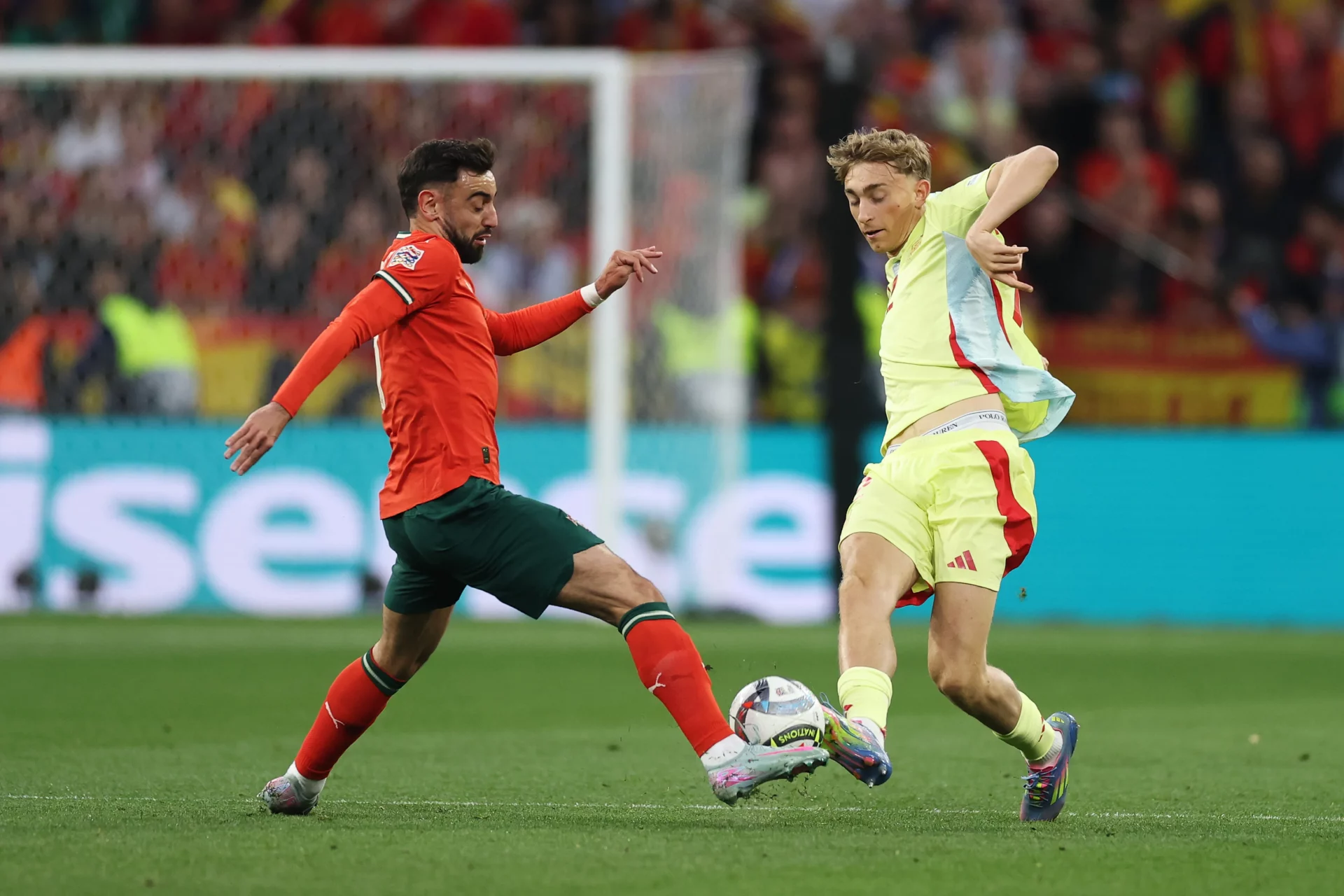 Huijsen pelea por un balón en la final de la Nations League 2025 entre Portugal y España