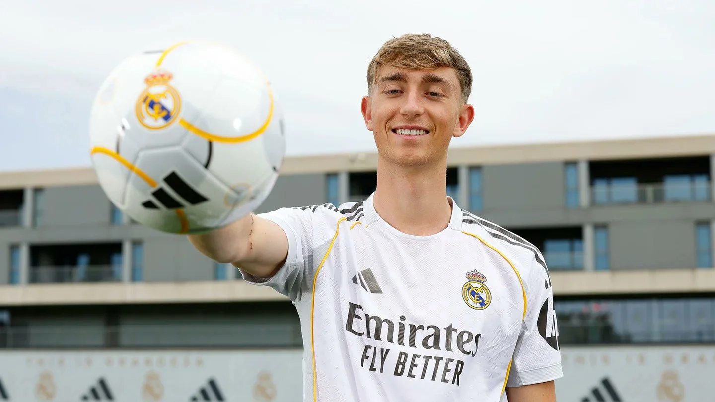 Huijsen se presenta al mundo en el Mundial de Clubes Huijsen posa con un balón del Real Madrid durante su presentación