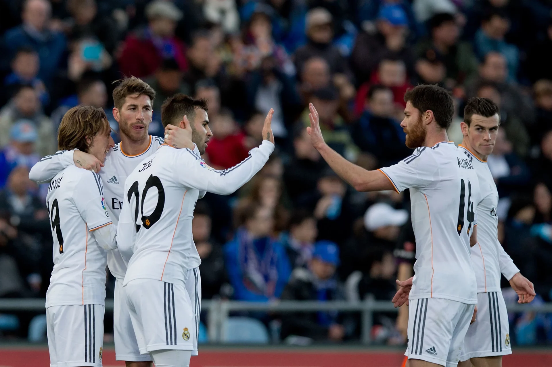 Jesé Rodríguez, sobre Xabi Alonso: «Se le veía que iba a ser buen entrenador» Jesé y Xabi Alonso se saludan tras un gol con el Real Madrid