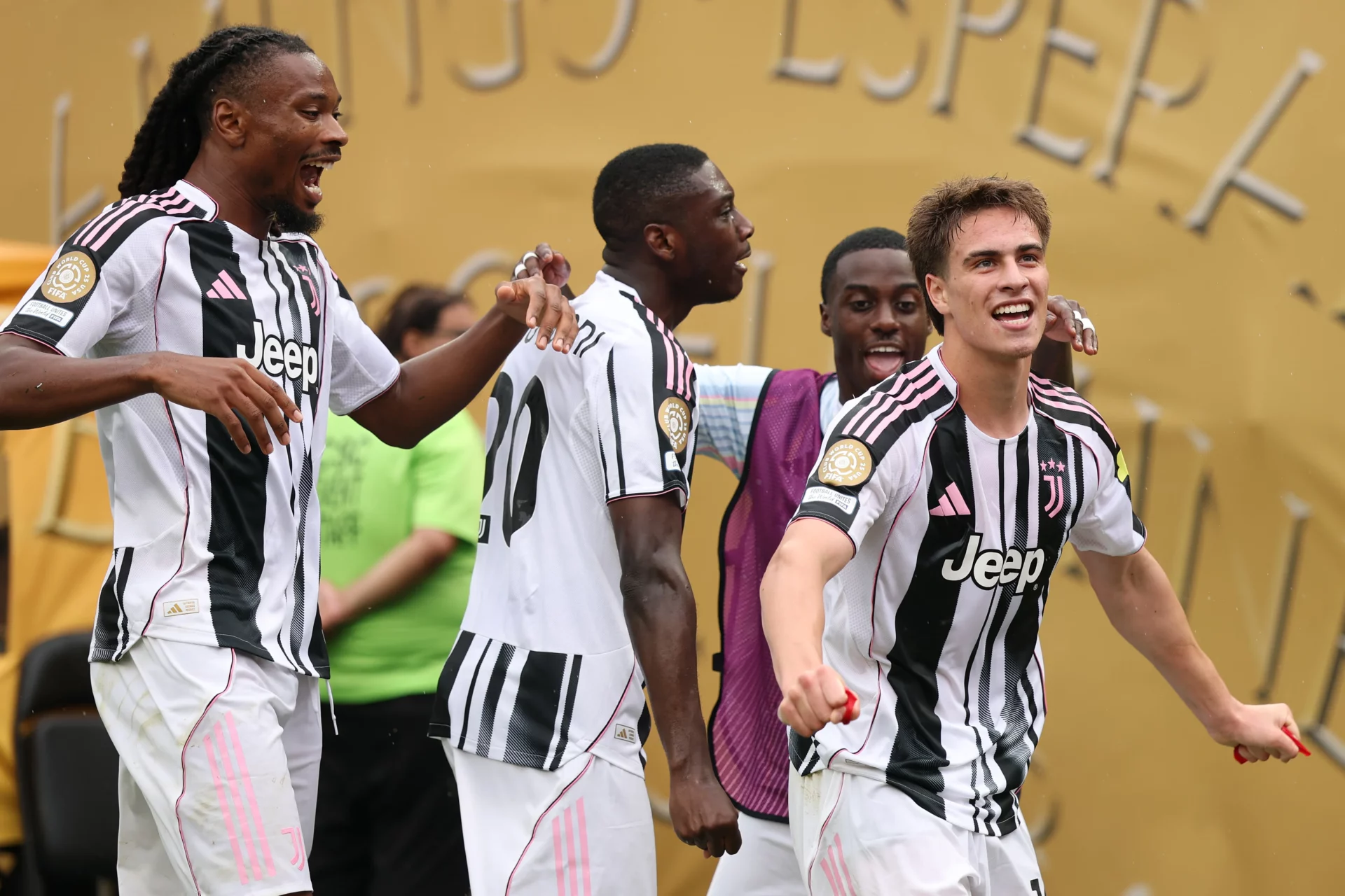 Así juega la Juventus de Turín, rival del Real Madrid en octavos del Mundial de Clubes Los jugadores de la Juventus de Turín, rival del Real Madrid en octavos, celebran un gol durante el Mundial de Clubes