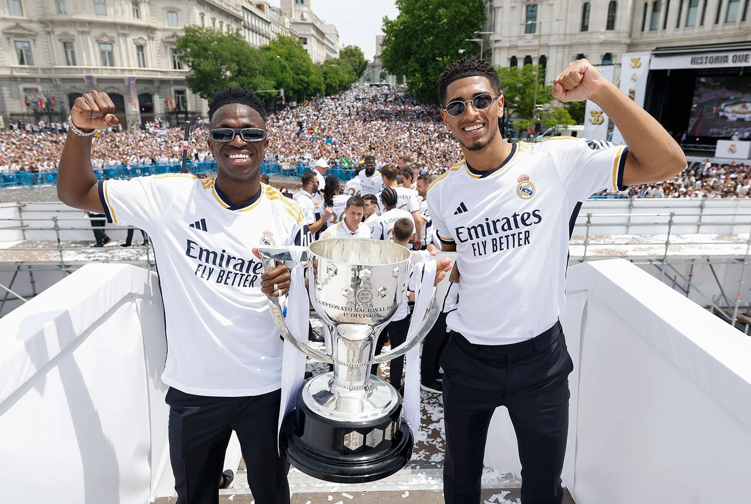 Vinícius Júnior y Bellingham posan con el trofeo de LALIGA EA Sports