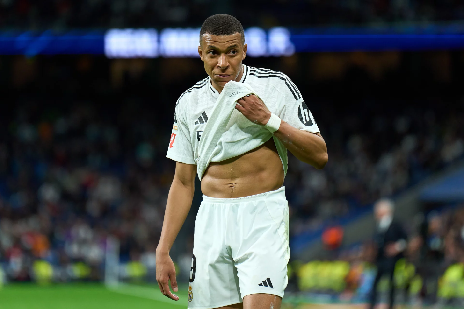 Mbappé se relame Mbappé se lleva la camiseta del Real Madrid a la boca