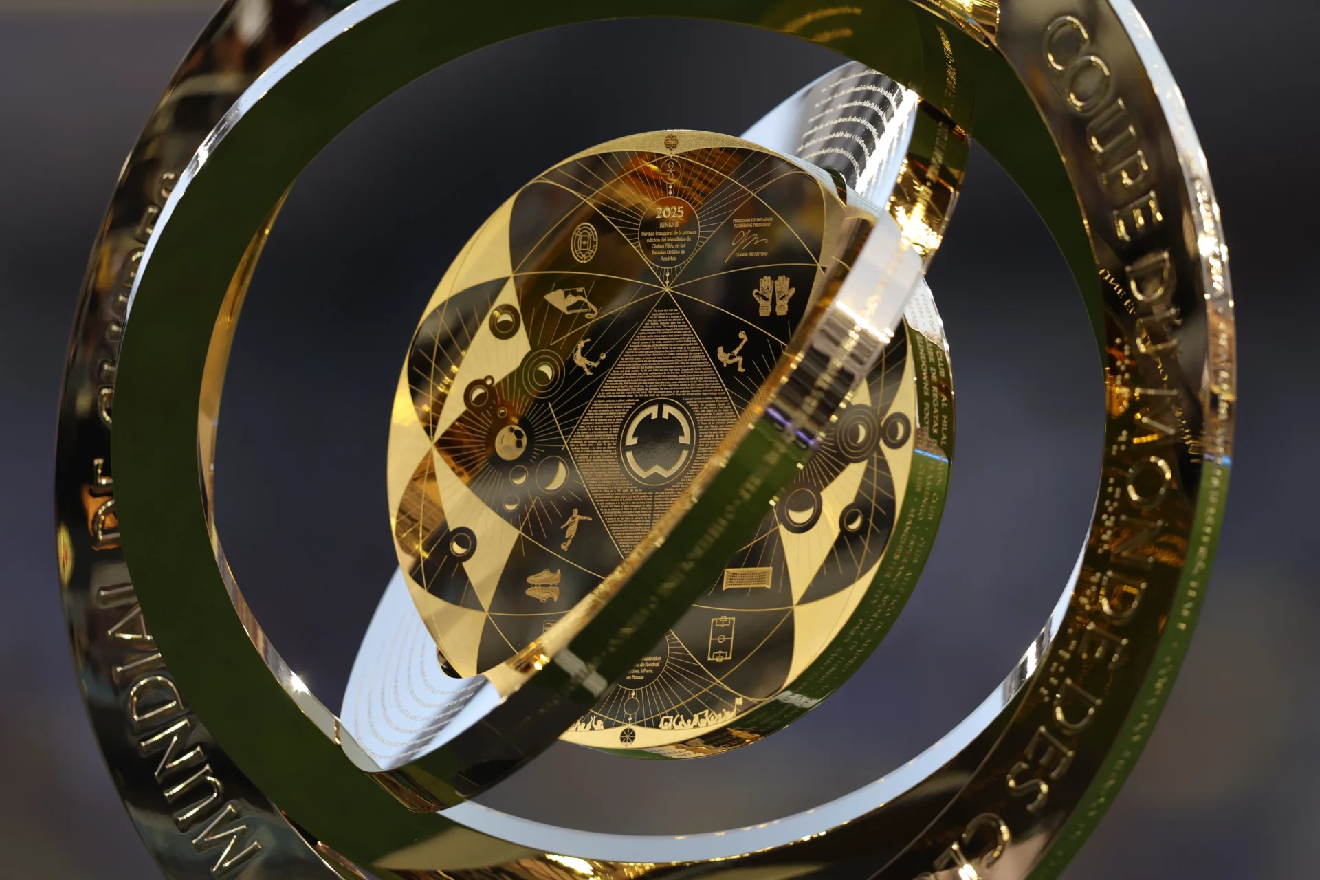 OFICIAL: Así es el nuevo parche de campeón del Mundial de Clubes 2025 El nuevo trofeo de campeón del Mundial de Clubes 2025 que aspira a levantar el Real Madrid