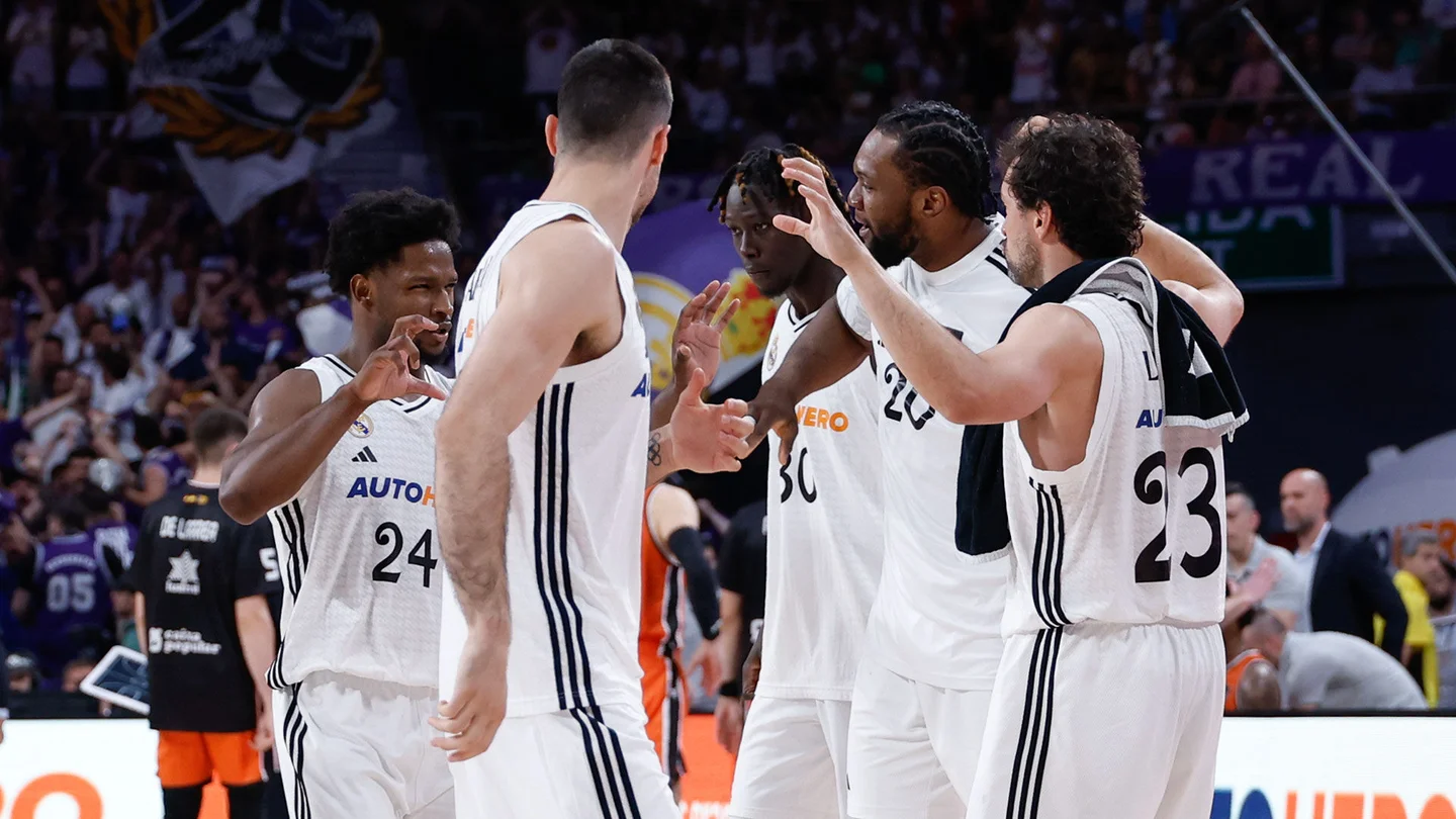 Previa Final Valencia Basket – Real Madrid | Posibilidad de levantar la 38ª Liga en la Fonteta Los jugadores del Real Madrid celebran la victoria en el anterior partido contra Valencia Basket