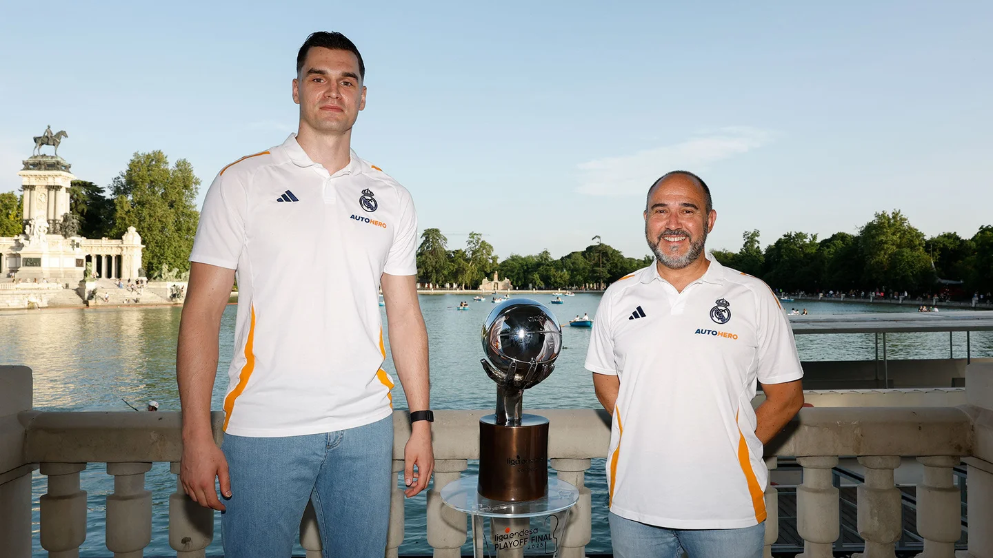 Previa Real Madrid – Valencia Basket | Llega la hora de la verdad Hezonja y Chus Mateo posan con el trofeo de campeón de Liga Endesa